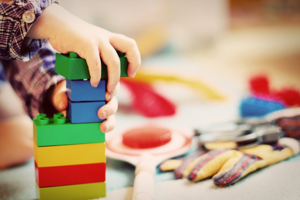 Jak nauczyć dziecko samodzielnej zabawy?